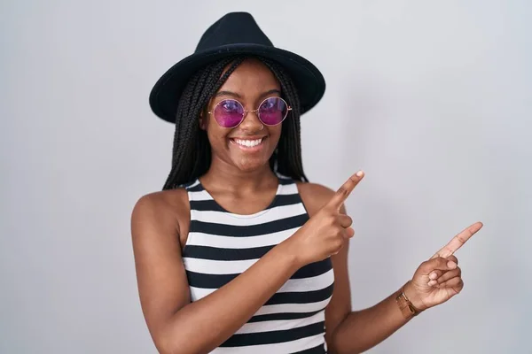 Joven Afroamericano Con Trenzas Con Sombrero Gafas Sol Sonriendo Mirando —  Fotos de Stock
