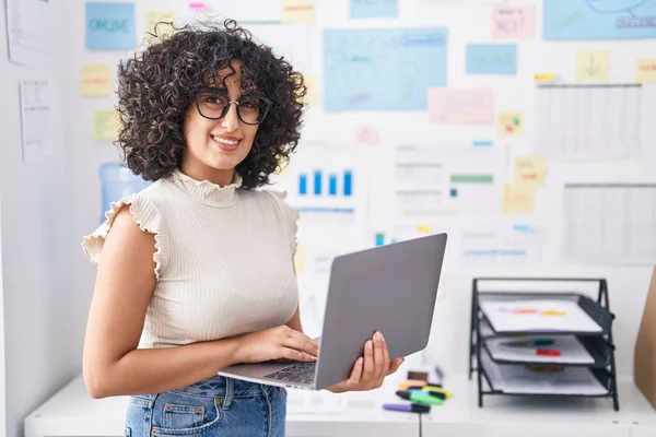 オフィスでノートパソコンを使って仕事をしている若い中東の女性ビジネスワーカー — ストック写真