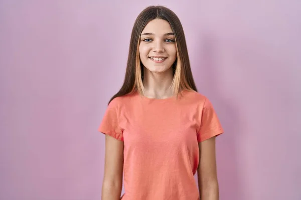 Menina Adolescente Sobre Fundo Rosa Com Sorriso Feliz Legal Rosto — Fotografia de Stock