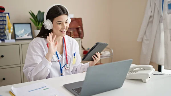 Young Beautiful Hispanic Woman Doctor Having Video Call Clinic — Stock Photo, Image