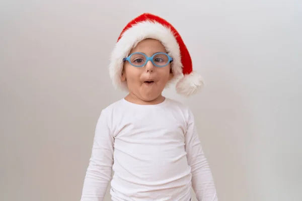 Malý Hispánský Chlapec Nosí Brýle Vánoční Klobouk Vystrašený Ohromený Otevřenými — Stock fotografie