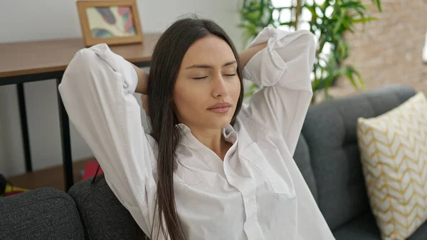 Young Beautiful Hispanic Woman Relaxed Hands Head Sitting Sofa Home — Stock Photo, Image