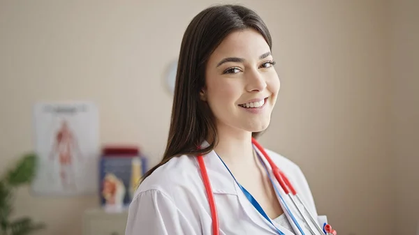 Joven Hermosa Mujer Hispana Médico Sonriendo Confiado Pie Clínica — Foto de Stock
