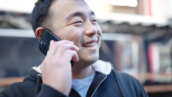 Молодой Китаец Уверенно Улыбается Разговаривая Смартфону Улице — стоковое фото