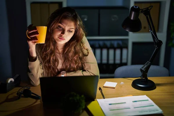 若い美しいヒスパニック系女性のビジネスワーカーを使用してノートパソコンのコーヒーオフィスで飲む — ストック写真