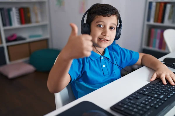 Menino Hispânico Usando Laptop Computador Escola Sorrindo Feliz Positivo Polegar — Fotografia de Stock