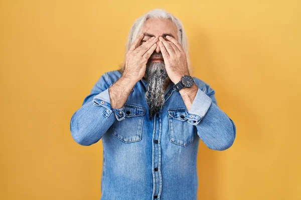 Hombre Mediana Edad Con Pelo Gris Pie Sobre Fondo Amarillo — Foto de Stock