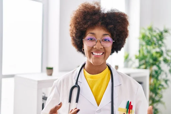 Afroamerikanerin Arztuniform Lächelt Selbstbewusst Klinik — Stockfoto