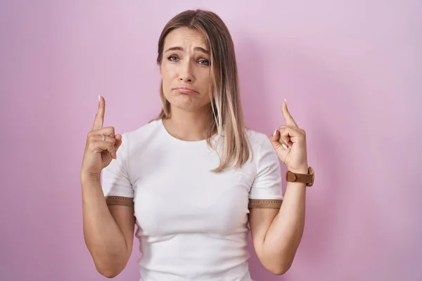 Blonde Caucasian Woman Standing Pink Background Pointing Looking Sad Upset — Stock Photo, Image
