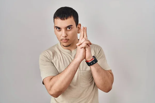 Ung Arab Man Bär Casual Skjorta Med Symbolisk Pistol Med — Stockfoto