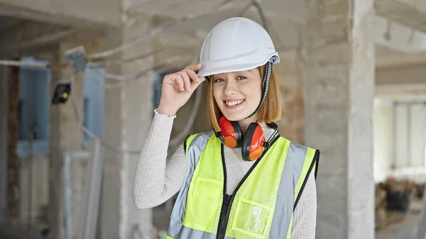 Joven Mujer Rubia Arquitecta Sonriendo Confiada Pie Sitio Construcción — Foto de Stock