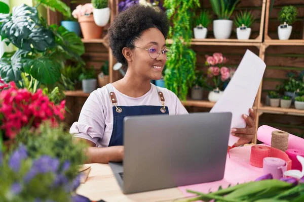 非洲裔美国女花匠在花店使用笔记本电脑阅读文档 — 图库照片