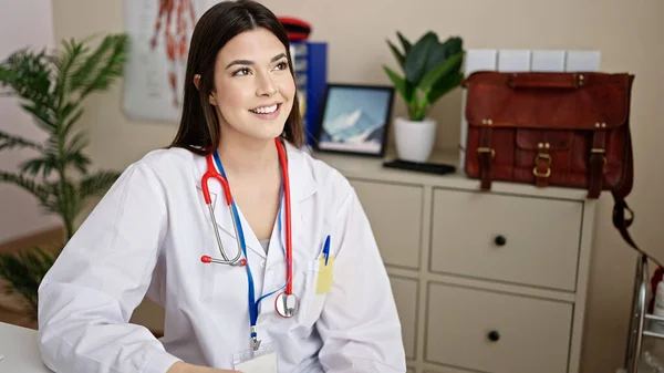Young Beautiful Hispanic Woman Doctor Smiling Confident Sitting Table Clinic — Stock Photo, Image