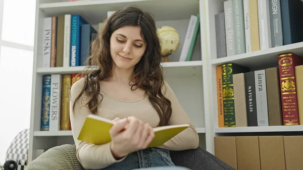 Joven Hermosa Mujer Hispana Estudiante Sonriendo Libro Lectura Segura Universidad —  Fotos de Stock