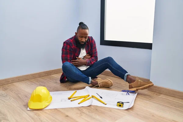 Afroameričan Sedí Podlaze Novém Domově Dívá Nákresy Rukou Břiše Protože — Stock fotografie