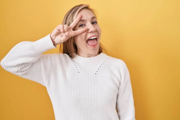 Mujer Joven Caucásica Vistiendo Suéter Blanco Sobre Fondo Amarillo Haciendo — Foto de Stock