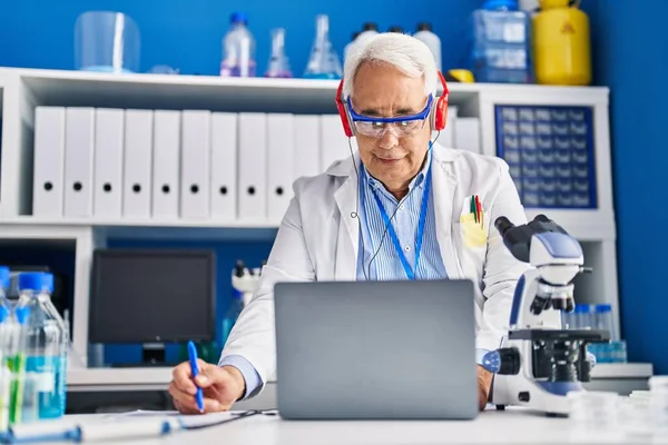 Senior Man Wetenschapper Met Behulp Van Laptop Werken Aan Document — Stockfoto