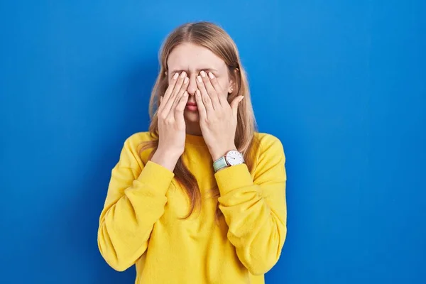Young Caucasian Woman Standing Blue Background Rubbing Eyes Fatigue Headache — 스톡 사진