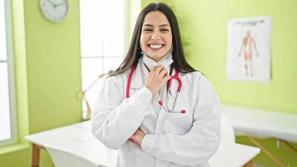 Junge Schöne Hispanische Ärztin Zieht Medizinische Maske Aus Und Lächelt — Stockfoto