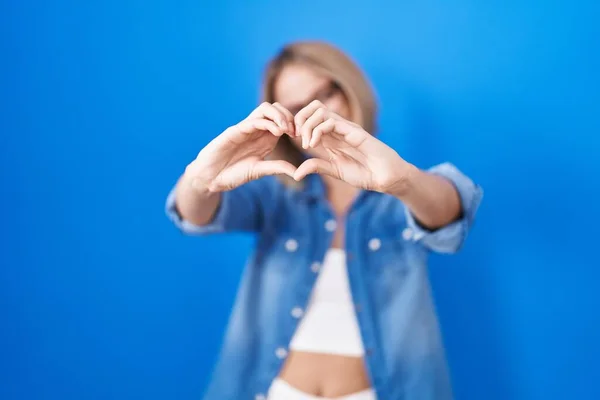 Joven Mujer Caucásica Pie Sobre Fondo Azul Sonriendo Amor Haciendo — Foto de Stock
