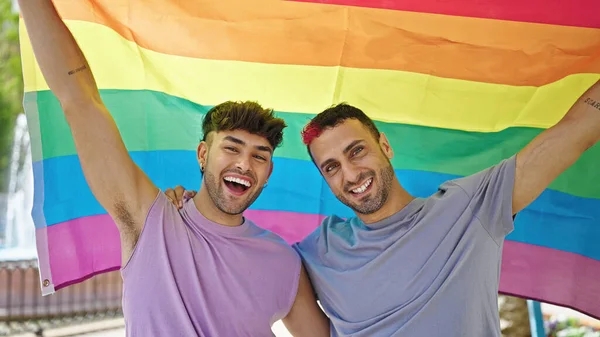 Dos Hombres Abrazan Pareja Sosteniendo Bandera Homosexual Parque — Foto de Stock