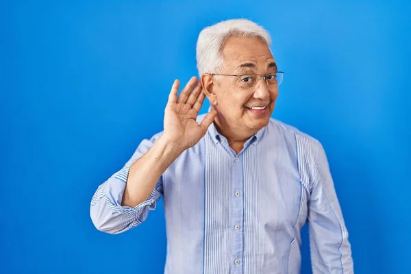 西班牙裔老人戴着眼镜 两手空空地听着谣言或流言蜚语 聋的概念 — 图库照片