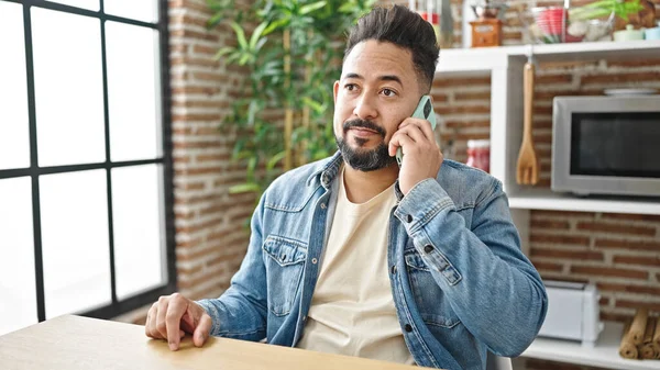 Joven Latino Hablando Smartphone Sentado Mesa Comedor — Foto de Stock