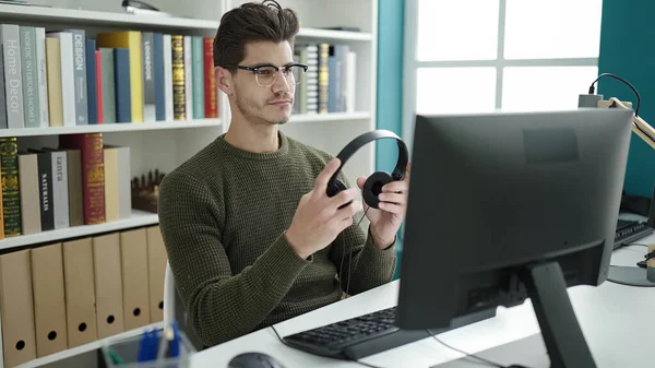 Giovane Studente Uomo Ispanico Utilizzando Cuffie Computer Possesso Presso Università — Foto Stock