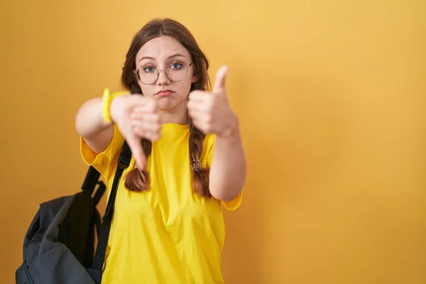 Junge Kaukasische Frau Mit Studentenrucksack Über Gelbem Hintergrund Daumen Hoch — Stockfoto