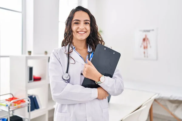 Ung Latinamerikansk Kvinna Bär Läkare Uniform Hålla Urklipp Kliniken — Stockfoto