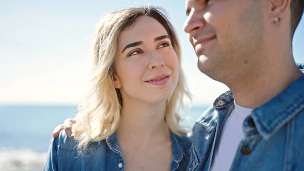 Mężczyzna Kobieta Para Uśmiecha Się Pewnie Przytulając Się Nad Morzem — Zdjęcie stockowe