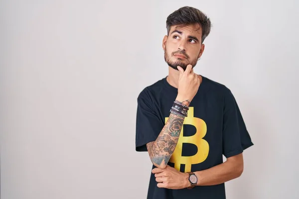 Joven Hombre Hispano Con Tatuajes Con Camiseta Bitcoin Con Mano — Foto de Stock