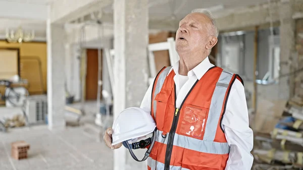 Älterer Grauhaariger Mann Auf Baustelle Gestresst — Stockfoto