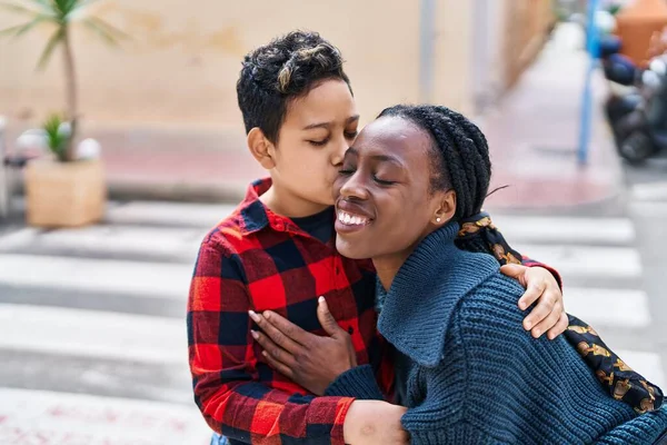 Αφροαμερικανή Μητέρα Και Γιος Χαμογελούν Αυτοπεποίθηση Αγκαλιάζονται Και Φιλιούνται Στο — Φωτογραφία Αρχείου
