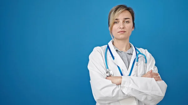 Young Blonde Woman Doctor Standing Arms Crossed Gesture Isolated Blue — Stock Photo, Image