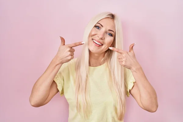 Caucasian Woman Standing Pink Background Smiling Cheerful Showing Pointing Fingers — Stock Photo, Image