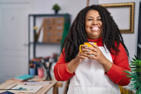 Afroamerikansk Kvinna Artist Ler Säker Dricka Kaffe Konst Studio — Stockfoto