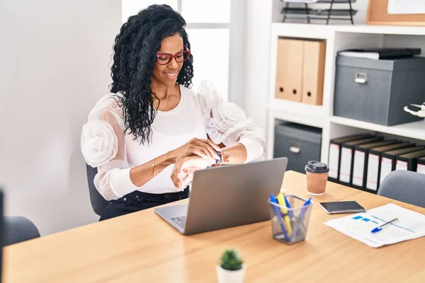Afrikanisch Amerikanisch Frau Business Worker Using Laptop Looking Watch Office — Stockfoto