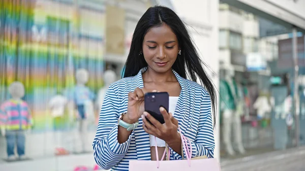 아프리카 미국인 거리에서 쇼핑백을 스마트폰을 사용하는 — 스톡 사진