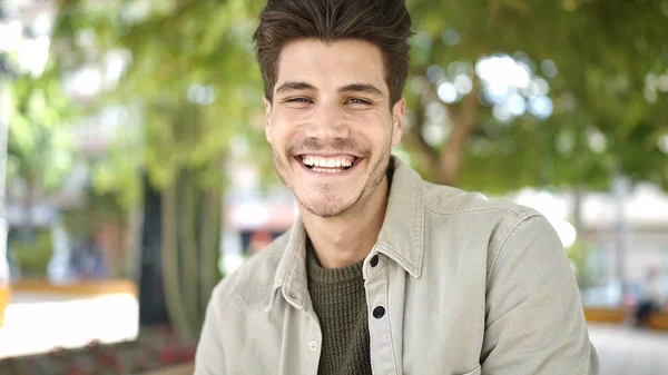 Joven Hombre Hispano Sonriendo Confiado Pie Parque — Foto de Stock