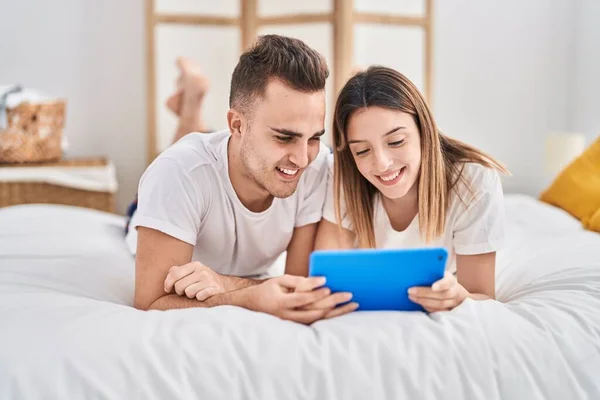 Man Vrouw Paar Kijken Video Touchpad Liggend Bed Slaapkamer — Stockfoto