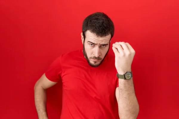 Jonge Spaanse Man Draagt Casual Rood Shirt Doet Italiaans Gebaar — Stockfoto