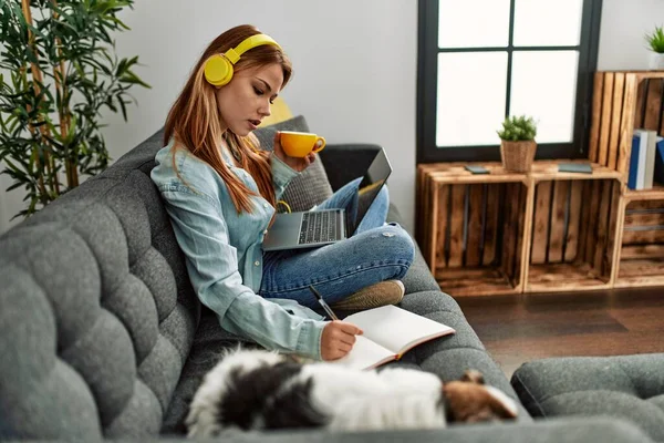 Jovem Caucasiana Sentada Sofá Com Cão Estudando Casa — Fotografia de Stock