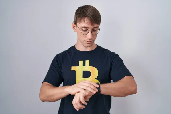 Homem Loiro Caucasiano Vestindo Camiseta Bitcoin Verificando Tempo Relógio Pulso — Fotografia de Stock