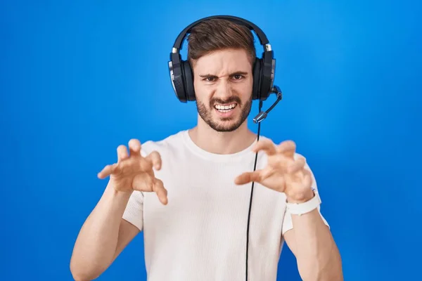 Ισπανόφωνος Άνδρας Γενειάδα Ακούγοντας Μουσική Φορώντας Ακουστικά Χαμογελώντας Αστεία Κάνοντας — Φωτογραφία Αρχείου
