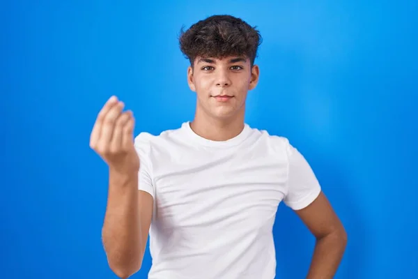 Adolescente Hispânico Sobre Fundo Azul Fazendo Gesto Italiano Com Mão — Fotografia de Stock