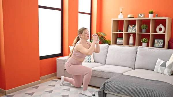 Junge Blonde Frau Sportbekleidung Trainiert Beine Übung Hause — Stockfoto