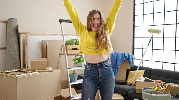 Jonge Blonde Vrouw Glimlachen Zelfverzekerd Staan Met Winnaar Expressie Nieuw — Stockfoto
