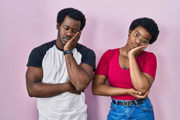 Genç Afro Amerikan Çifti Pembe Arka Planda Durup Kollarını Kavuşturarak — Stok fotoğraf
