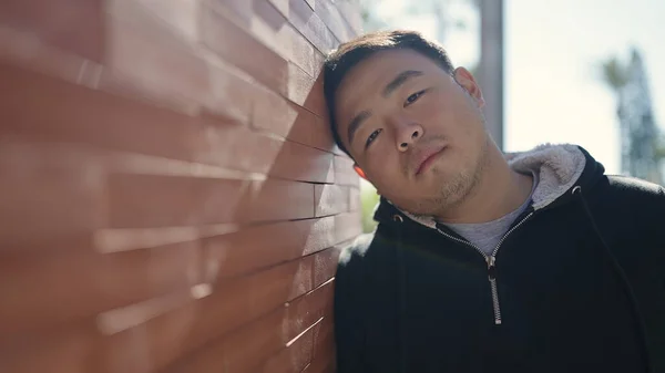 Sokakta Ciddi Bir Ifadeyle Duran Genç Çinli Adam — Stok fotoğraf